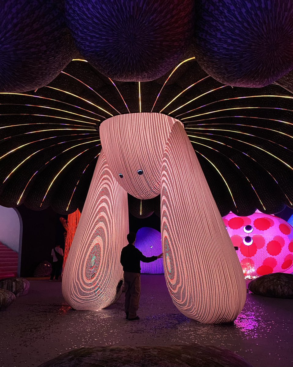 Paigab_thenamee's tweet image. 👾🌈 เชิญชวนมาสัมผัสประสบการณ์สุดยิ่งใหญ่ของงานอาร์ตระดับโลก “Modern Guru and the Path to Artificial Happiness” ณ Attraction Hall ชั้น 6 ICONSIAM

#ModernGURUthailand #ModernGURU #Eness #ICONSIAM #ICONSIAMARTandCULTURE #JAM #JapanAnimeMovieThailand #DEX #DEXclub #Paigab_Thenamee