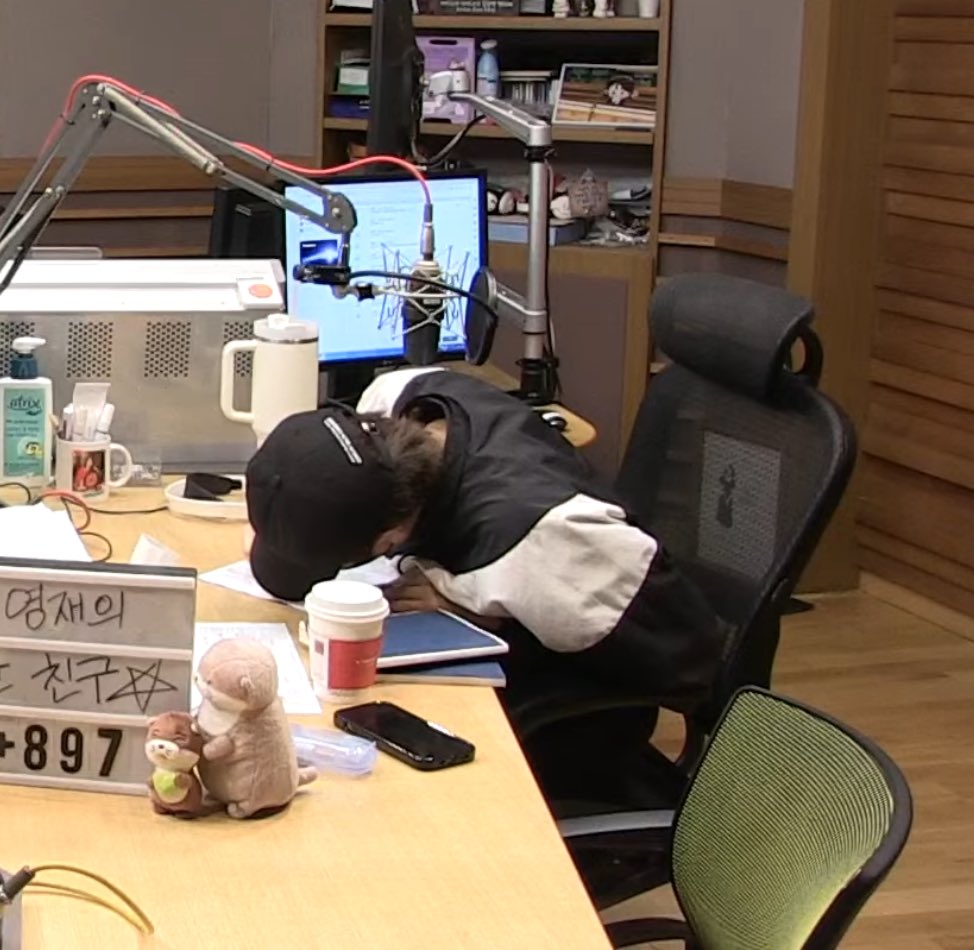 แง๊ น้อนนนก้มแทบติดโต๊ะอีกแล้ววว 🥹 เอ็นดูมากกกนะ 😆
#YOUNGJAE   #영재   #GOT7YoungjaeBestFriend 
#GOT7영재의친한친구 
<a href="/ChoiArs_YJ/">YOUNGJAE</a> <a href="/YOUNGJAExArs/">영재 YOUNGJAE</a>