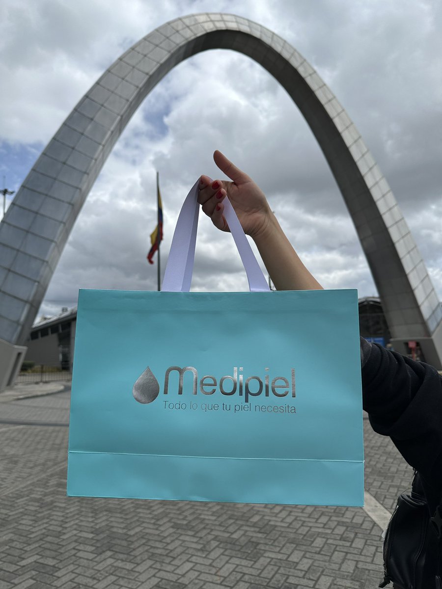 Damos inicio a nuestra semana #2 en feria del hogar 🥰🥰 
.
.
¿Ya encontraste la bolsita de la felicidad en la feria? #Bogotá #corferias #medipiel 🛍️💙
.
.