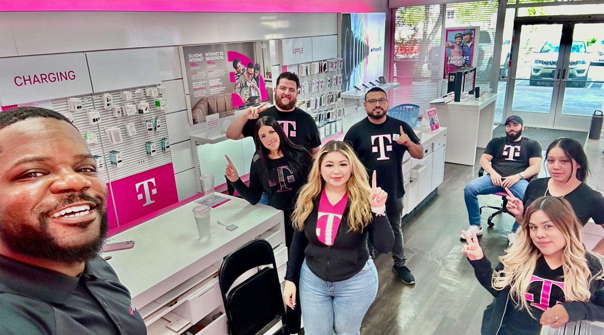 CSource_Tweets's tweet photo. At Connectivity Source, we love to see our leaders preparing their team members for anything a customer throws their way! Dedication to our customers is what the #CSNation is known for πͺ
#TMobile #Teamwork #Wireless #CustomerService https://t.co/vDtN9qaWuo