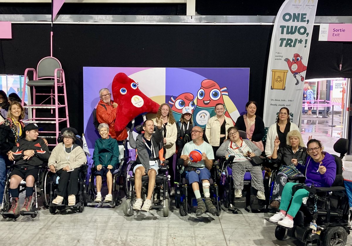 handimapfr's tweet photo. Jeux paralympiques Paris 2024 – Dans les tribunes, personnes handicapées et valides réunies dans le même enthousiasme https://t.co/1l2n0isNS1 https://t.co/rcliSeNUiX