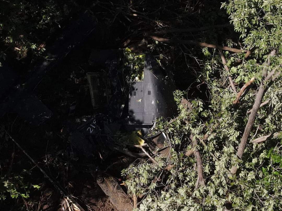 AlcaldeNetito's tweet photo. ⚠️⚠️⚠️PRIMERAS IMÁGENES DEL HELICÓPTERO ACCIDENTADO⚠️⚠️⚠️

Para esos PNDJOS ESPECULADORES que se preguntan donde están los restos de la aeronave, alli está, han salido con cada barbarie.

Y si no creen, acerquense a La Unión y vayan a AYUDAR a trasladar parte por parte HDLGP. https://t.co/l67e4B40Xp