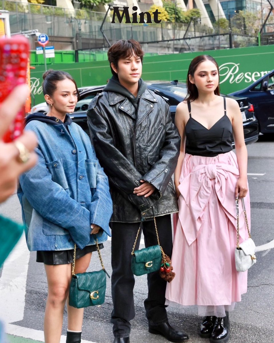 ใครฟิตติ้งชุดให้ไม่รู้แต่ขอชมว่าทำการบ้านมาดีมาก ช่วงนี้พวงกุญแจโค้ชกำลังเป็นกระแสเลย บางคนถึงกับซื้อกระเป๋าเพื่อให้พวงกุญแจมันแมชต์กันเลยแหละ ขึ้นฟีดทุกวันจนอยากได้ละะ

NANON COACH NYFW2025
#CoachSpring25 #CoachNYFWxNanon
#CoachNY #mynameisnanon
<a href="/Coach/">Coach</a> <a href="/mynameisnanon/">NANON</a>