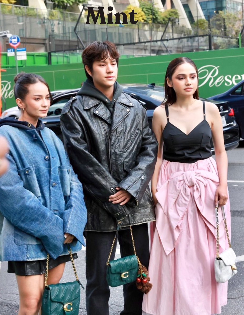 ปกติเค้าจะหวานๆ แต่ลุคนี้คือเท่มากแบบยืนข้างพี่สาวยิ่งทำให้ดูลุคแฟนเด็ก 3000% อ่ยยย ไอ่เด็กนี่ 🫵🏻 

NANON COACH NYFW2025 #CoachNYFWxNanon
#CoachSpring25 
#mynameisnanon #nanon_korapat
<a href="/Coach/">Coach</a> <a href="/mynameisnanon/">NANON</a>