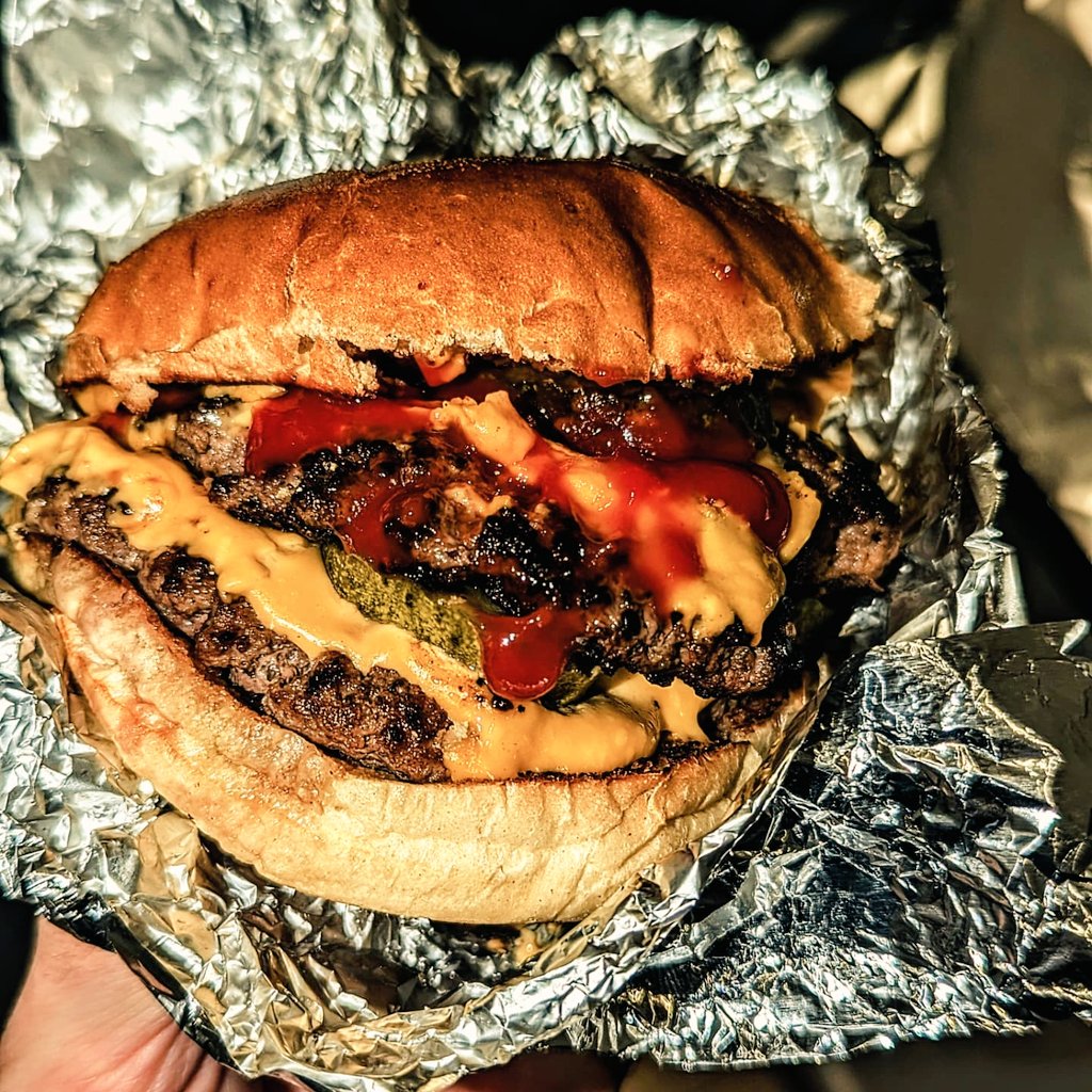 Leeirons's tweet photo. Laying down that homemade double patty fuckery like nobody's business 🍔🤌🏼👨🏻‍🍳 https://t.co/OOnNXti7uk