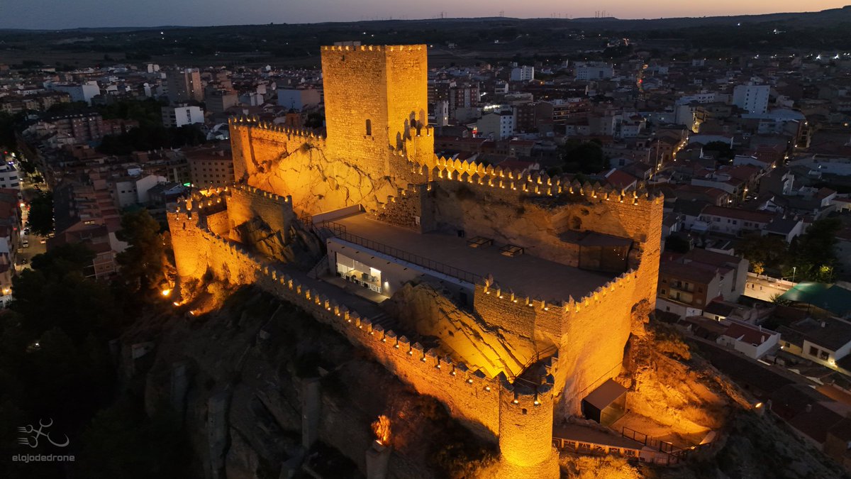 elojodedrone's tweet photo. El castillo de @AlmansaCiudad , situado sobre el Cerro del Águila, de finales del siglo XI e inicios del siglo XII.
Adéntrate en la historia y no dudes en visitarlo!!
#almansa #castillalamancha #turismo #castillo #castle #historia #history #castillodealmansa #TurismoAlmansa https://t.co/wP9m8zrZEz