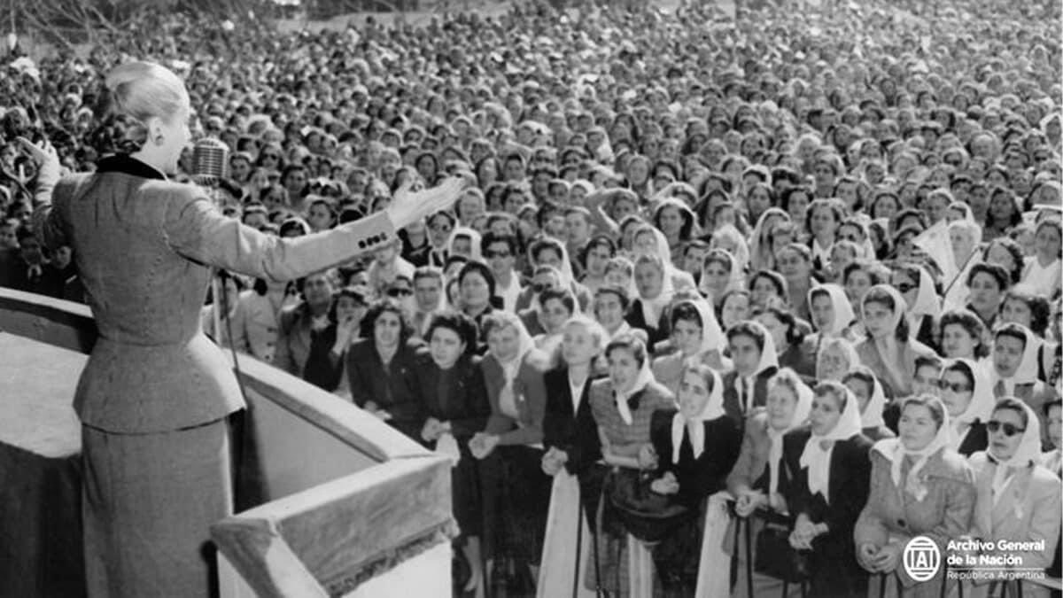 1/6 Hace 77 años la vida política, social y cultural de las mujeres argentinas cambió para siempre: pudimos elegir y ser elegidas con la sanción del voto femenino que nos legó Evita junto a la organización y territorializacion de las mujeres mediante el Partido Peronista Femenino