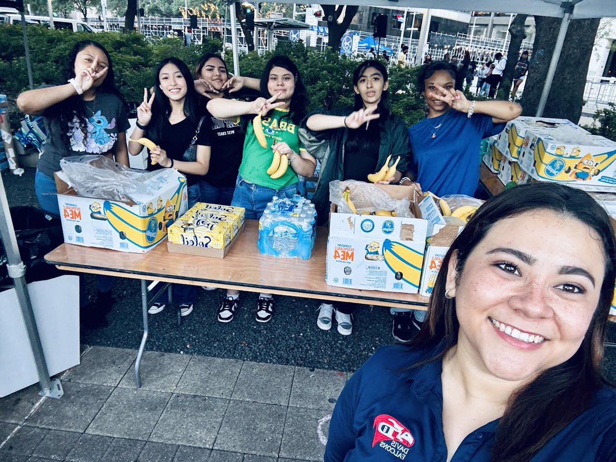 Davis9_AISD's tweet photo. Shout out to our D9 HOSA sponsor Dr Garcia and her students for being present at 🇺🇸9/11 Heroes Run this past weekend at City Hall, Downtown Houston! #servingothers #heroesrun #FalconProud #AldineImpact https://t.co/korsXrhvQA