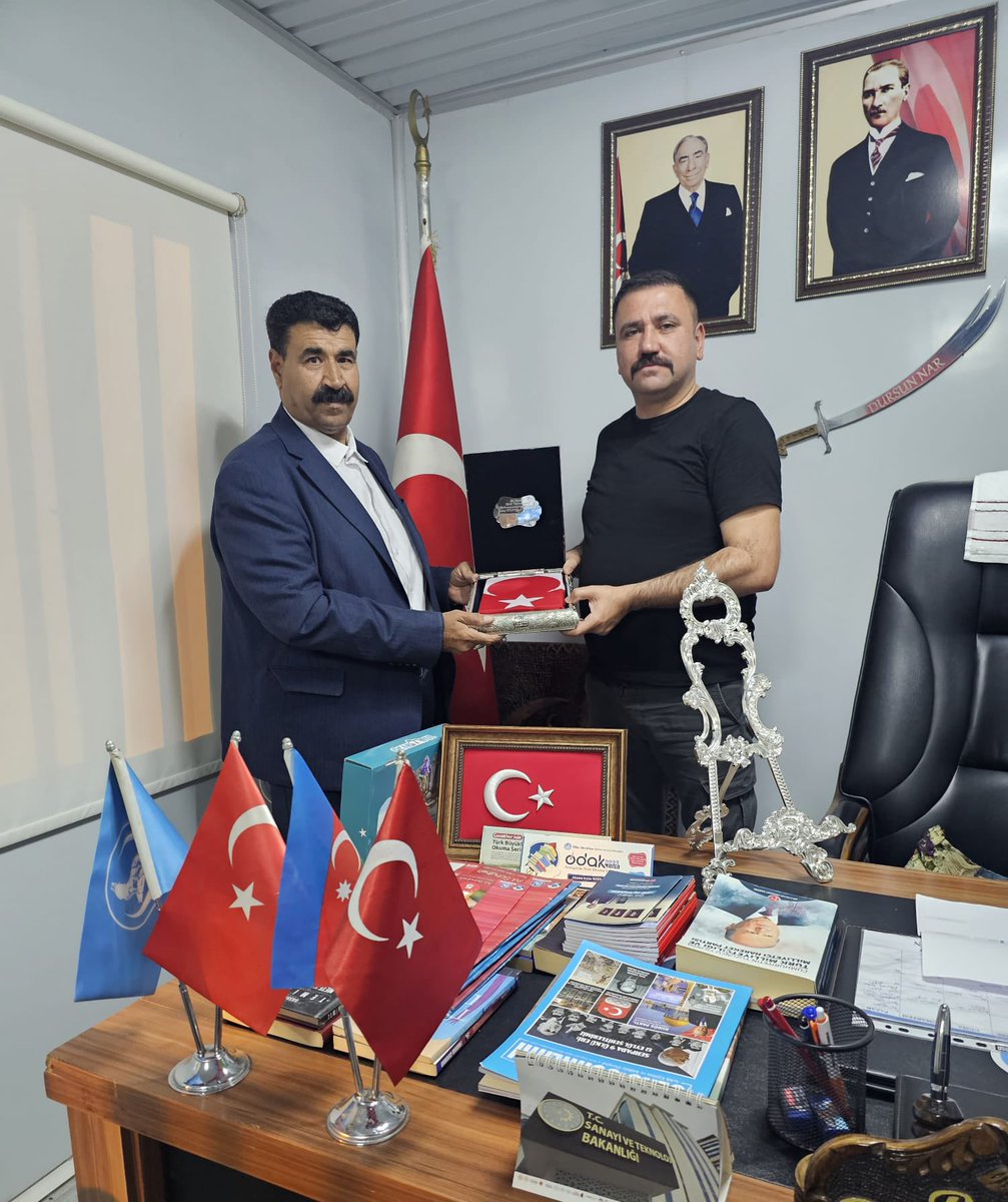 DursunNar46's tweet photo. Irak Türkmenleri Temsilcisi Yusuf SÜLEYMAN ve kıymetli evladı Eyyüb’e ziyaretlerinden ve anlamlı hediyelerinden dolayı teşekkür ederim.

“Tarihtir adil hakem.
Sen kadar men de Türk'em.
Sense hür Türkiye’msin,
Mense esir Kerkük'em.
Sense hür Türkiye’msin,
Mense esir Kerkük'em. https://t.co/iKNMSN5S6U