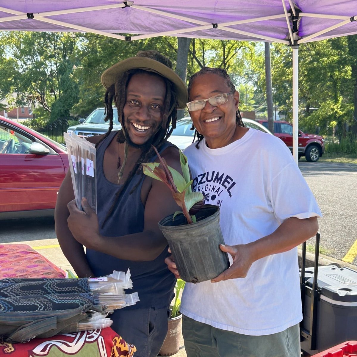 Memphis is still buzzing with FREE outdoor events:

☀️ Overton Park Shell's Free Concert Series
☀️ The Cooper-Young Festival THIS WEEKEND!
☀️ Yoga with Downtown Memphis' Yoga on the River
☀️ Visit the Memphis Farmer's Market &amp; the Black Farmer's Market

 wearememphis.com/play/free-thin…