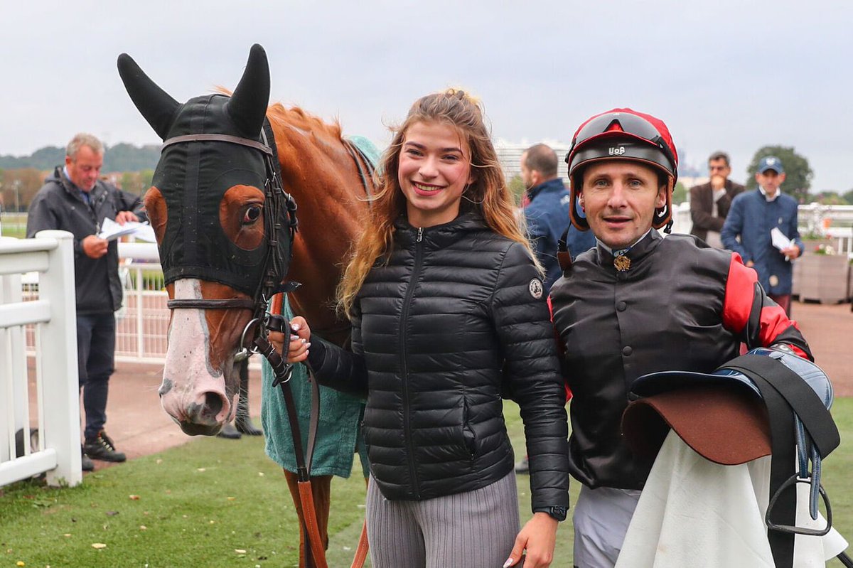 Pasquier Stéphane (@pasquito60s) on Twitter photo 🥇VILLA CASTELLO : winner à Saint-Cloud cet après-midi : Prix Topyo - Maiden - 2000m
👤 P. Bary
🎩 <a href="/alshiraaracing/">Al Shira’aa Racing Ltd</a>
🤩🤩🤩
Merci à <a href="/SandraBiloe/">Biloé Joaillerie Monte-Carlo</a> & <a href="/eqwinapp/">EQWIN</a> nos partenaires pour leur soutien 😎
#galop #jockey #passionJob❣️
📸Scoopdyga 🥇VILLA CASTELLO : winner à Saint-Cloud cet après-midi : Prix Topyo - Maiden - 2000m
👤 P. Bary
🎩 <a href="/alshiraaracing/">Al Shira’aa Racing Ltd</a>
🤩🤩🤩
Merci à <a href="/SandraBiloe/">Biloé Joaillerie Monte-Carlo</a> & <a href="/eqwinapp/">EQWIN</a> nos partenaires pour leur soutien 😎
#galop #jockey #passionJob❣️
📸Scoopdyga