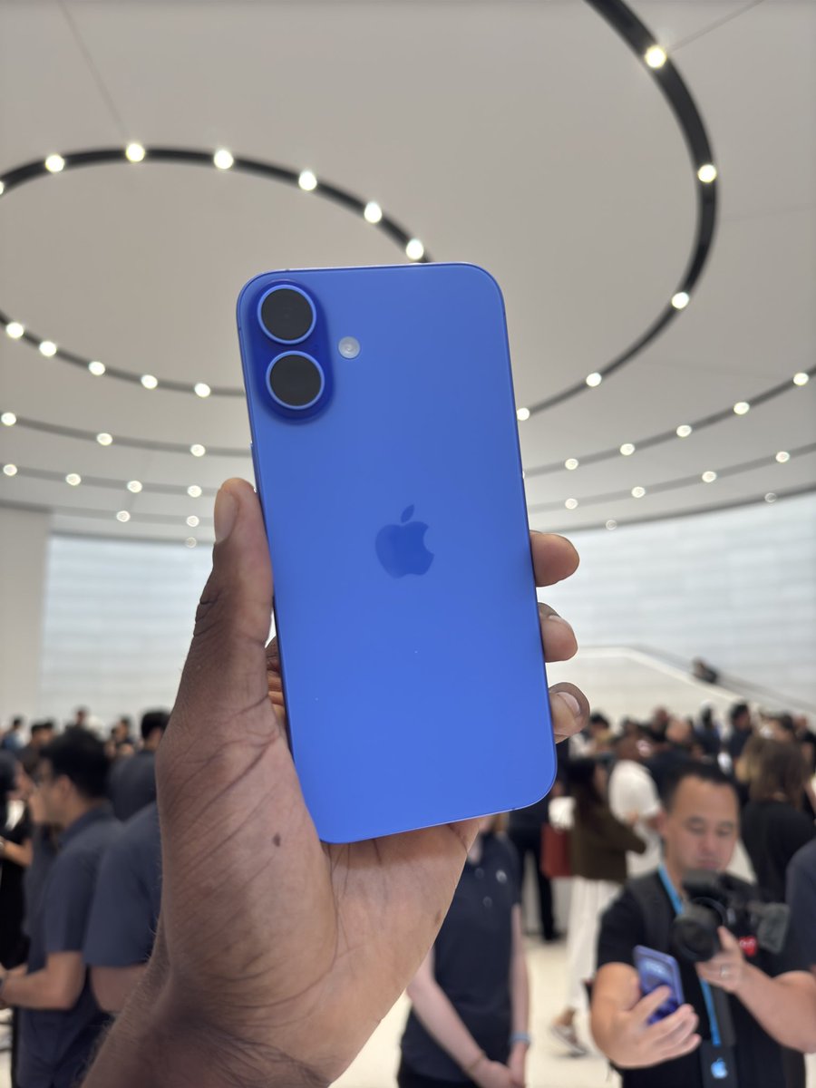 MKBHD's tweet image. Video shooting time. Ask me anything. Working on my first impressions video 🙏🏾