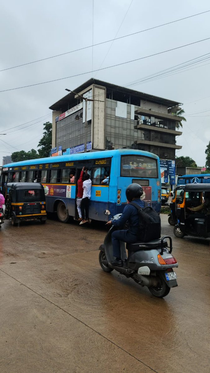 sahayaathri's tweet photo. . @KSRTC_Journeys ಕಾಸರಗೋಡು ಮಂಗಳೂರು ಮಧ್ಯೆ ಬಸ್ ಗಳ ಓಡಾಟ ಸಾಕಷ್ಟು ಇಲ್ಲ ಎಂಬ ನಮ್ಮ  ಪ್ರಶ್ನೆಗೆ  ಪ್ರತಿ 3 ನಿಮಿಷಕ್ಕೆ ಬಸ್ ಸೇವೆ ಇದೆ ಎಂಬ ಉತ್ತರ (#68826) ನೀಡಿದ್ದೀರಿ.ಅದು ನಿಜ ಅಲ್ಲ ಎಂಬುದನ್ನು ಜ್ಯೋತಿ ವೃತ್ತದ ಬಳಿ ಫೂಟ್ ಬೋರ್ಡ್ ನಲ್ಲಿ ಪ್ರಯಾಣಿಕರು ನೇತಾಡುತ್ತಿರುವ ಈ ಫೋಟೋ ಹೇಳುತ್ತಿದೆ. 
ಸೂಕ್ತ ಕ್ರಮ ಕೈಗೊಳ್ಳಿ https://t.co/udh828fV9w