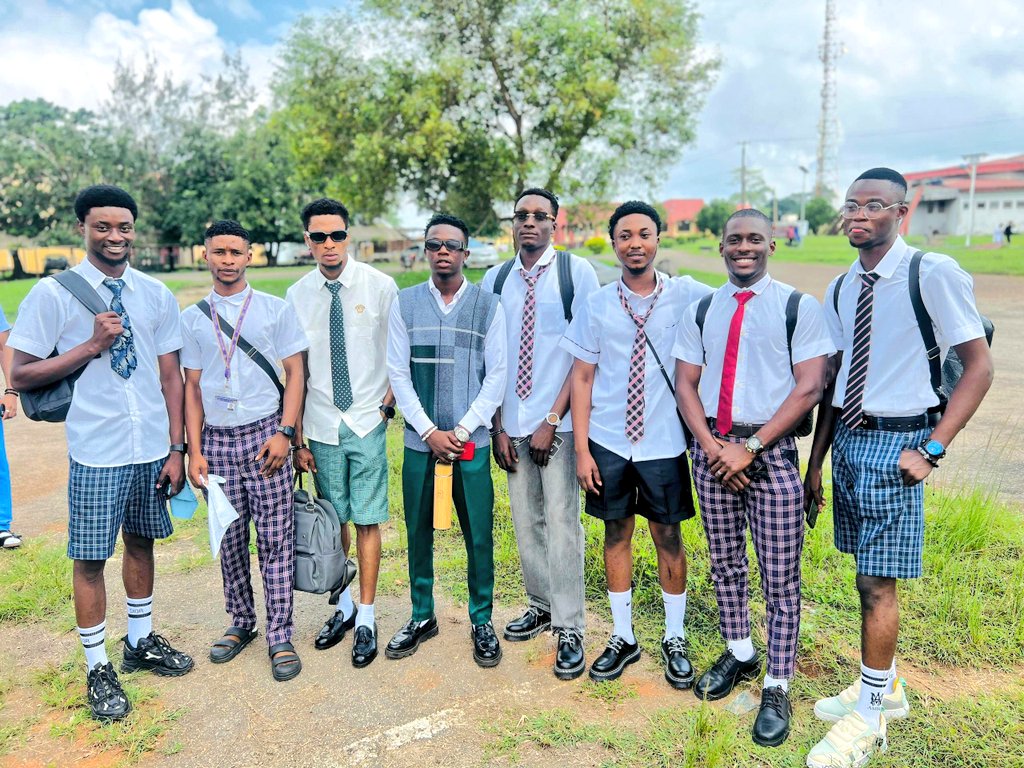 futa_mmeclass23's tweet photo. School 2 boys 🤭😹 https://t.co/pZTQYW1SrE