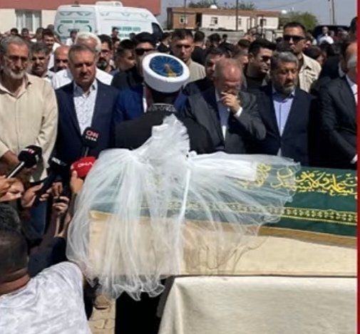 Olan biten iğrençliğe bir yenisi daha eklendi.
Okul çağındaki bir çocuğu katlettikleri yetmezmiş gibi bir de tabutuna gelinlik koydular.  Kız çocuğunun iki seçeneği varmış gibi. Kız çocuğu ya toprak olur ya da gelin! dercesine...
İlenmekten yoruldum.
Gelenekleriniz batsın!