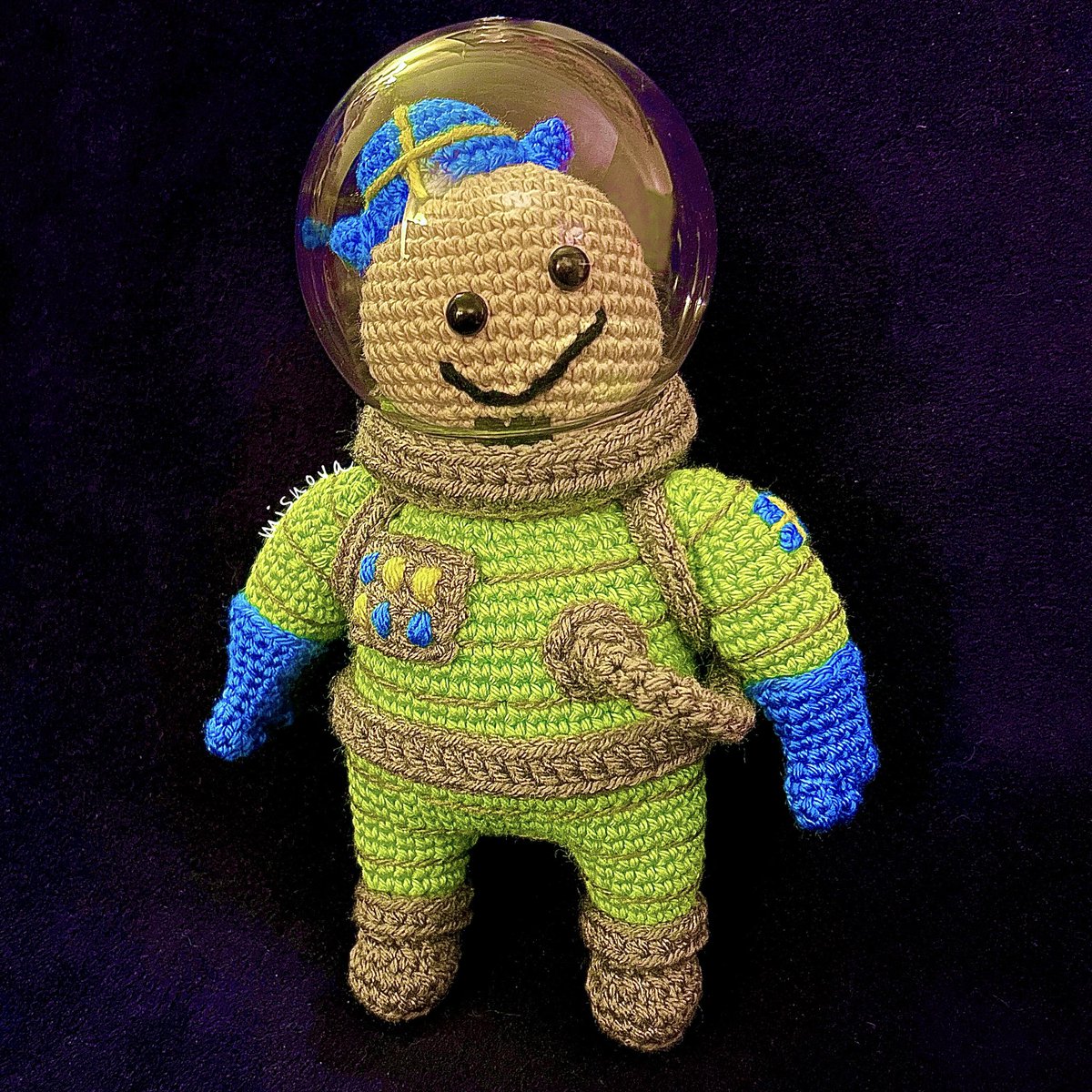 Here’s my lil astronaut fren that I made for this year’s fren collab 
#vinesauce #crochet