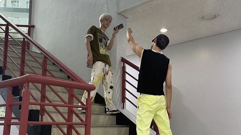juricentral's tweet photo. real friends will help you get the best pic of yourself no matter how many tries it takes, real friends are jukyu https://t.co/dTjs33LaTZ