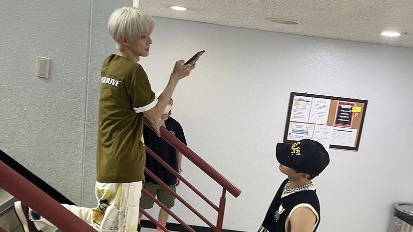 juricentral's tweet photo. real friends will help you get the best pic of yourself no matter how many tries it takes, real friends are jukyu https://t.co/dTjs33LaTZ