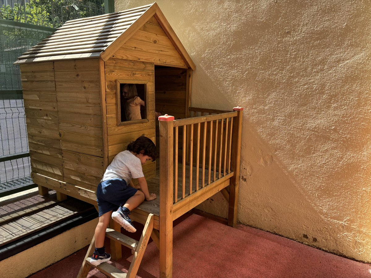 Comencem #adaptació a I3! Els infants ja coneixien molt bé l'aula i a les mestres, ja que ja hi havien vingut un parell de dies amb les seves famílies. Fins i tot sabien on era el seu penjador! Tot i alguns plors, com és natural, han arribat amb gran il·lusió i un gran somriure!