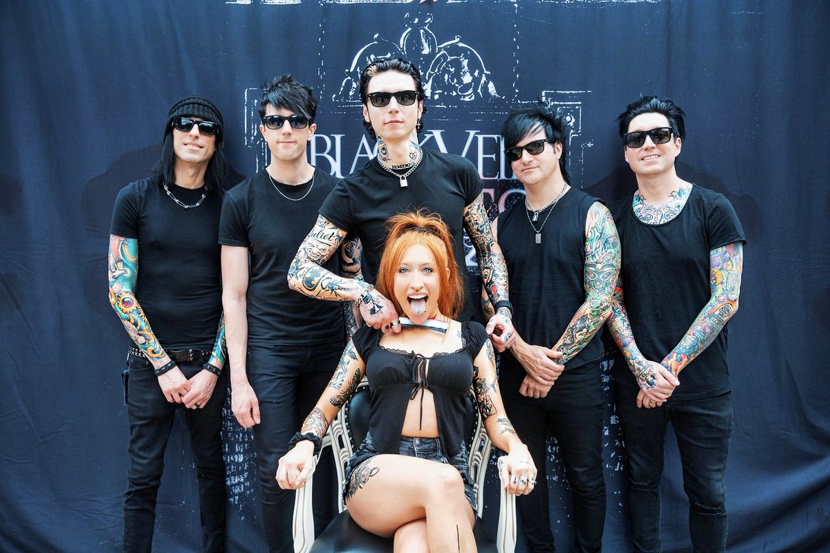 daliahatesyou's tweet photo. Dude, can't believe @andyblack killed me on Lonny's birthday 🔪🩸🥵😂

 #bvbvip #blackveilbrides https://t.co/h2nv4lvpWD