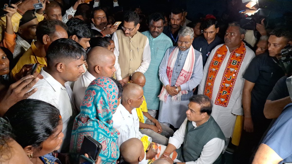 sunny_sharad's tweet photo. असम के CM और BJP झारखंड के चुनाव सह प्रभारी @himantabiswa ने  उत्पाद सिपाही भर्ती दौड़ के दौरान जान गंवाने वाले रांची के अजय महतो और विकास लिंडा के परिजनों से मुलाकात की। हिमंता ने हेमंत सरकार से परिजनों को एक नौकरी देने की मांग की। https://t.co/0zpJUlRz82