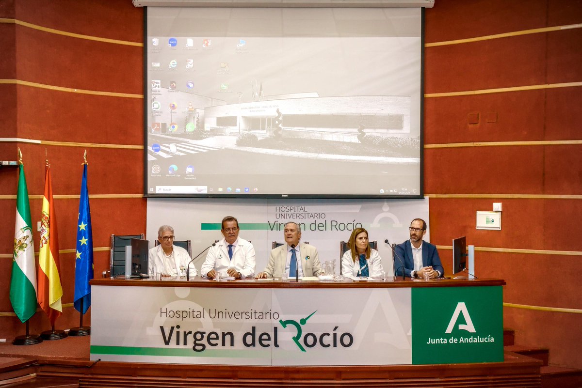 HospitalUVRocio's tweet photo. 👋Hoy recibimos a los estudiantes de 3º  de Medicina de @unisevilla  que comienzan su formación en nuestro🏥. Cada año, unos 700 alumnos de Medicina se forman en nuestro centro y 118 de nuestros profesionales son profesores en la Facultad.
¡Bienvenidos al @HospitalUVRocio ! 💚 https://t.co/uTkDSz25z9
