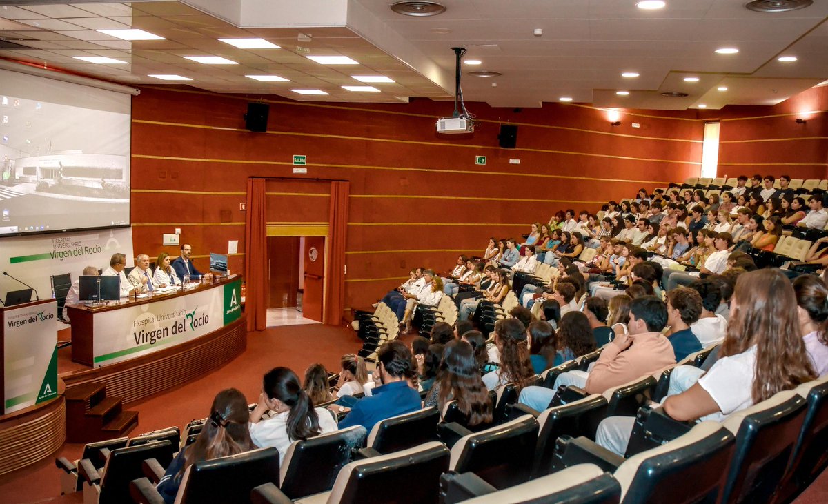 HospitalUVRocio's tweet photo. 👋Hoy recibimos a los estudiantes de 3º  de Medicina de @unisevilla  que comienzan su formación en nuestro🏥. Cada año, unos 700 alumnos de Medicina se forman en nuestro centro y 118 de nuestros profesionales son profesores en la Facultad.
¡Bienvenidos al @HospitalUVRocio ! 💚 https://t.co/uTkDSz25z9