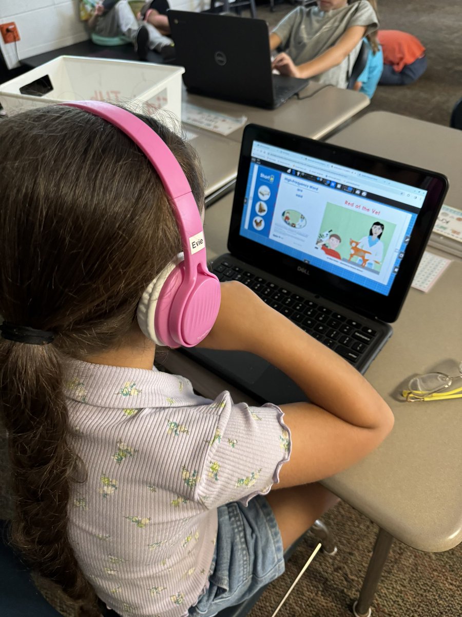 dclingingsmith1's tweet photo. We have been learning about literacy station expectations and friends jumped in putting stations in action today! Great job first grade friends!! 📚✏️🎧 #fabulousfirsties #literacystations #practicepractice @VV_Voyagers https://t.co/BCEKkFUYxB