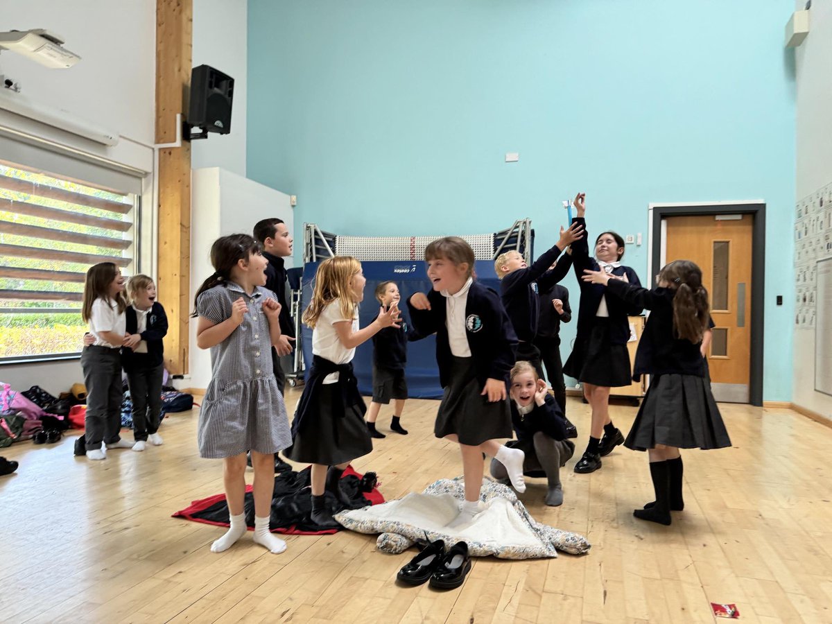 SuperScientist2's tweet image. The scientists of Oakham C of E making, launching and catching rockets today! 🚀 #makingsciencefun