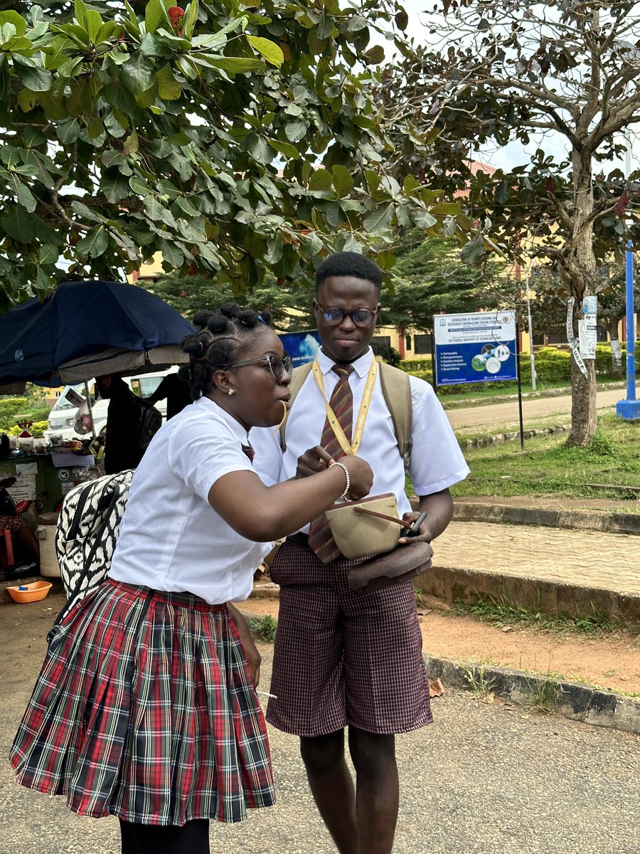 theOMONIYI_'s tweet photo. As per we dey chop for class normally for secondary school😂😂😂 https://t.co/vV6Gz08u14