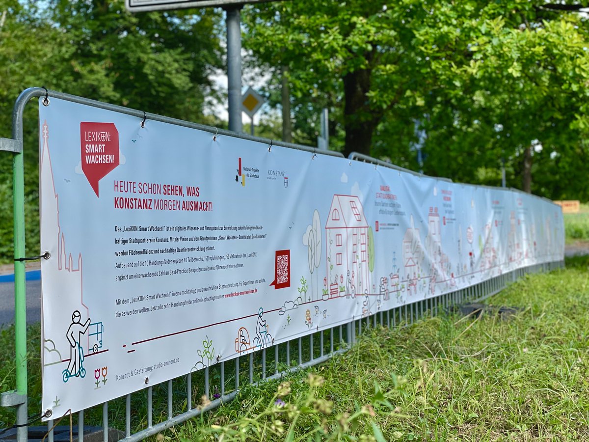 EminHasirci's tweet photo. Rätsel für die Kleinen, Visionen für die Großen: Die Bannerausstellung zum LexiKON: #SmartWachsen vermittelt stadtteilübergreifend &amp; textreduziert nachhaltige #Stadtentwicklung. QR-Codes &amp; Rätsel laden Familien ein, gemeinsam #Nachhaltigkeit zu entdecken. @Stadt_Konstanz #AmHorn https://t.co/rjqSlSjJzb