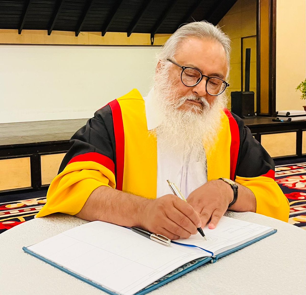 DOSNSCBMC's tweet photo. Congratulations to our beloved mentor, Prof @Dhananjayasha19 on receiving the Honorary Fellowship from the Royal College of Physicians and Surgeons of Glasgow! 🎉

@rcpsglasgow

We are fortunate to have such an inspiring leader guiding us! 🙌#AcademicSurgery
#Mentor
#Inspiration https://t.co/jLtNfONKtE
