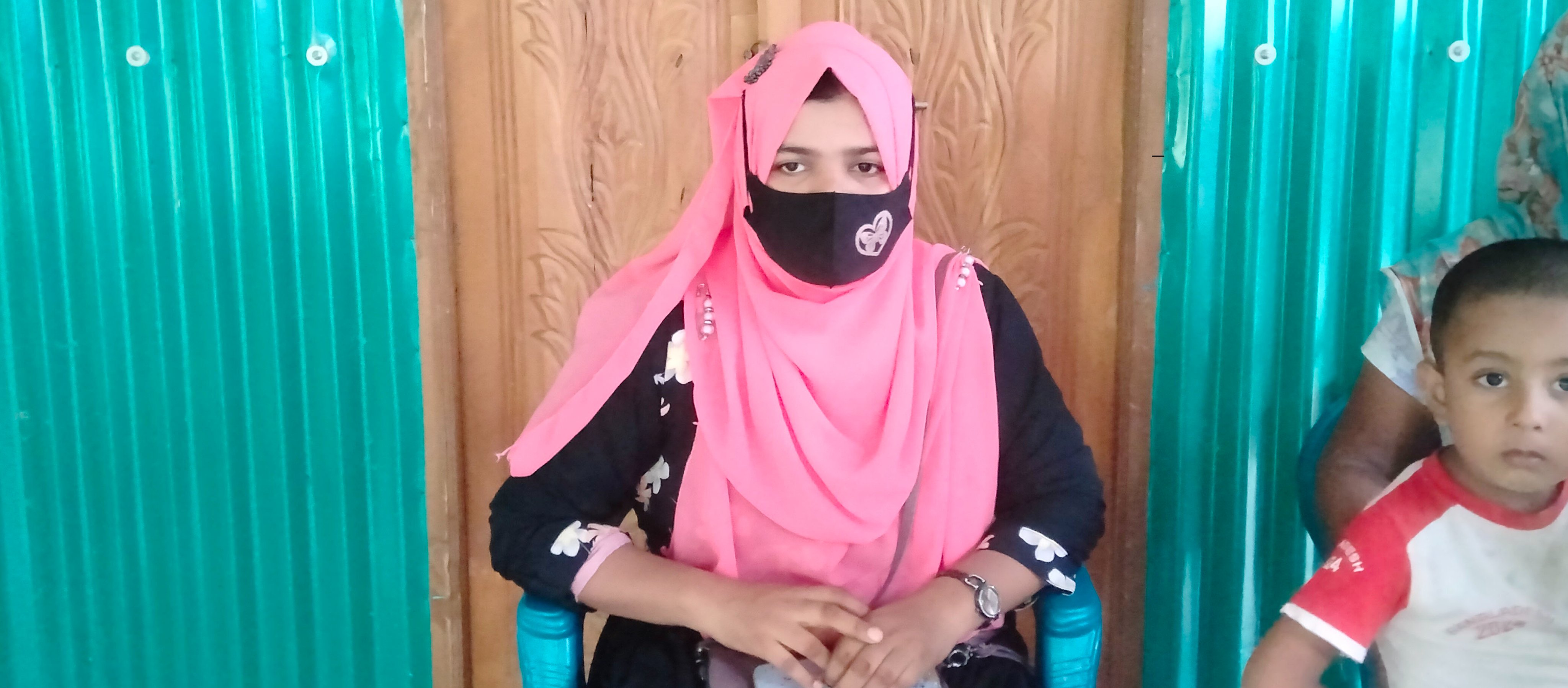 কালিয়াকৈরে তিন দিন ধরে বিয়ের দাবিতে প্রেমিকের বাড়ীতে তিন সন্তানের জননীর অনশন