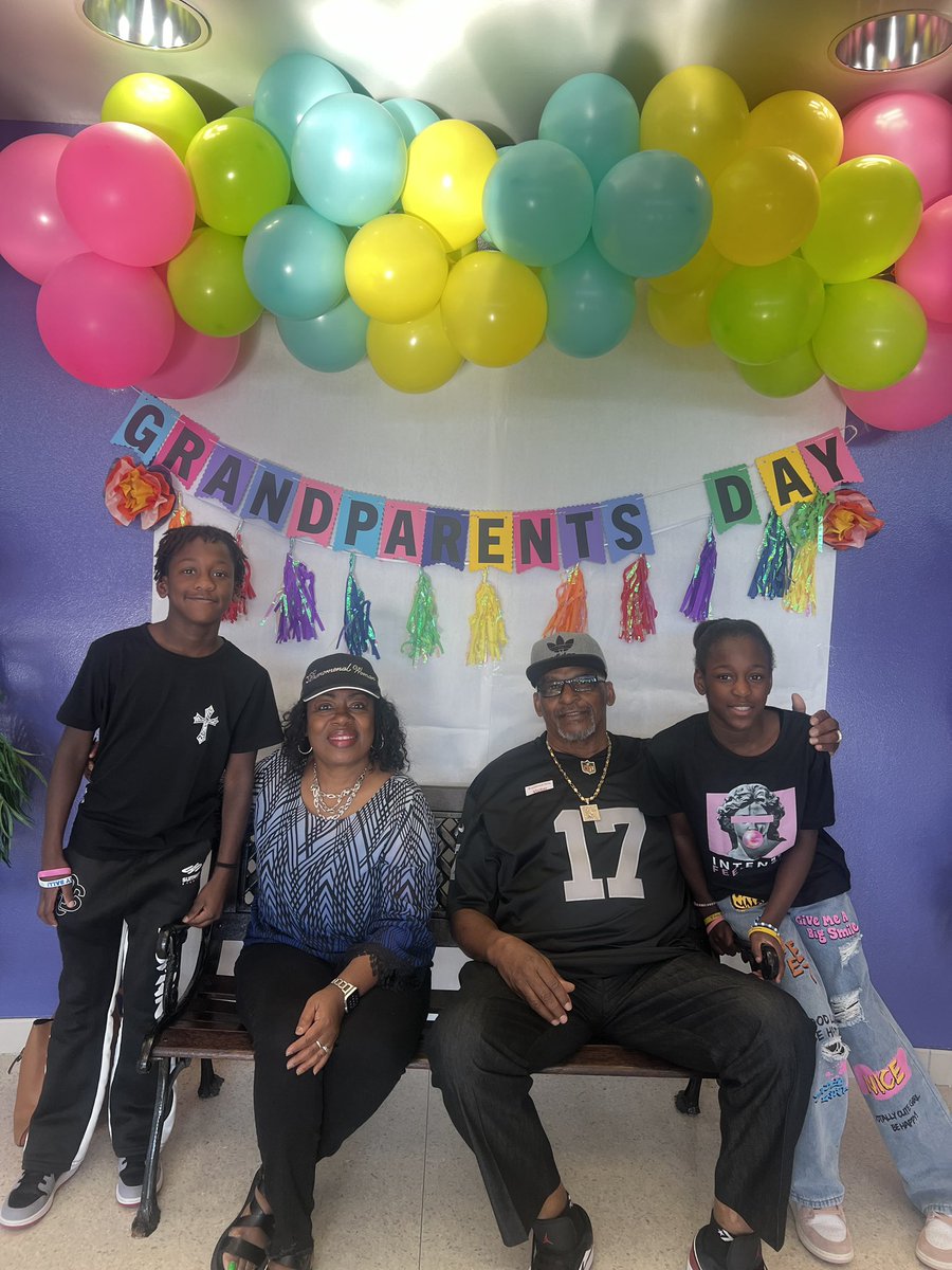 dmestrada_04's tweet photo. Celebrating our @RoyalwoodLions Grandparents! Thank you for showing up and enjoying breakfast with our kids. https://t.co/mw8Wly38sW