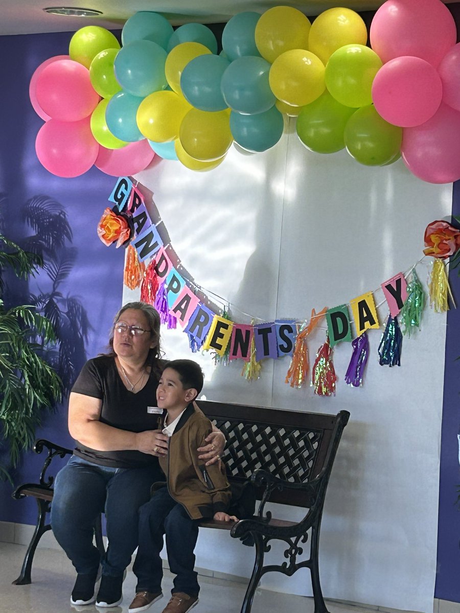 dmestrada_04's tweet photo. Celebrating our @RoyalwoodLions Grandparents! Thank you for showing up and enjoying breakfast with our kids. https://t.co/mw8Wly38sW