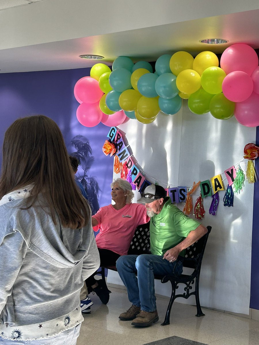 dmestrada_04's tweet photo. Celebrating our @RoyalwoodLions Grandparents! Thank you for showing up and enjoying breakfast with our kids. https://t.co/mw8Wly38sW