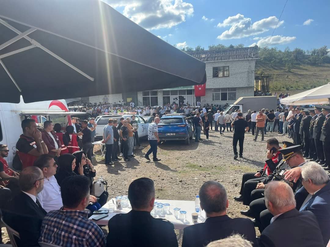 devrekbel's tweet photo. Belediye Başkanımız Özcan Ulupınar, Şehidimiz Uzman Çavuş Ömer Eroğlu'nun cenaze törenine katılarak ailesi ve yakınlarına başsağlığı diledi. https://t.co/4guAwNsabD