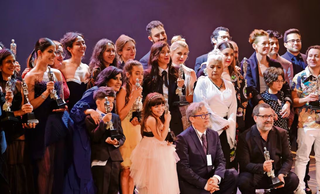 De las cosas más lindas !  Mientras estaba ocurriendo la ceremonia #Ariel66 estaba afuera del teatro el Dr Jevaric con su amiga y maestra águila 🦅que participó en TÓTEM…🐌🦅🐌🦅🐌🦅🐌🦅✨✨✨!