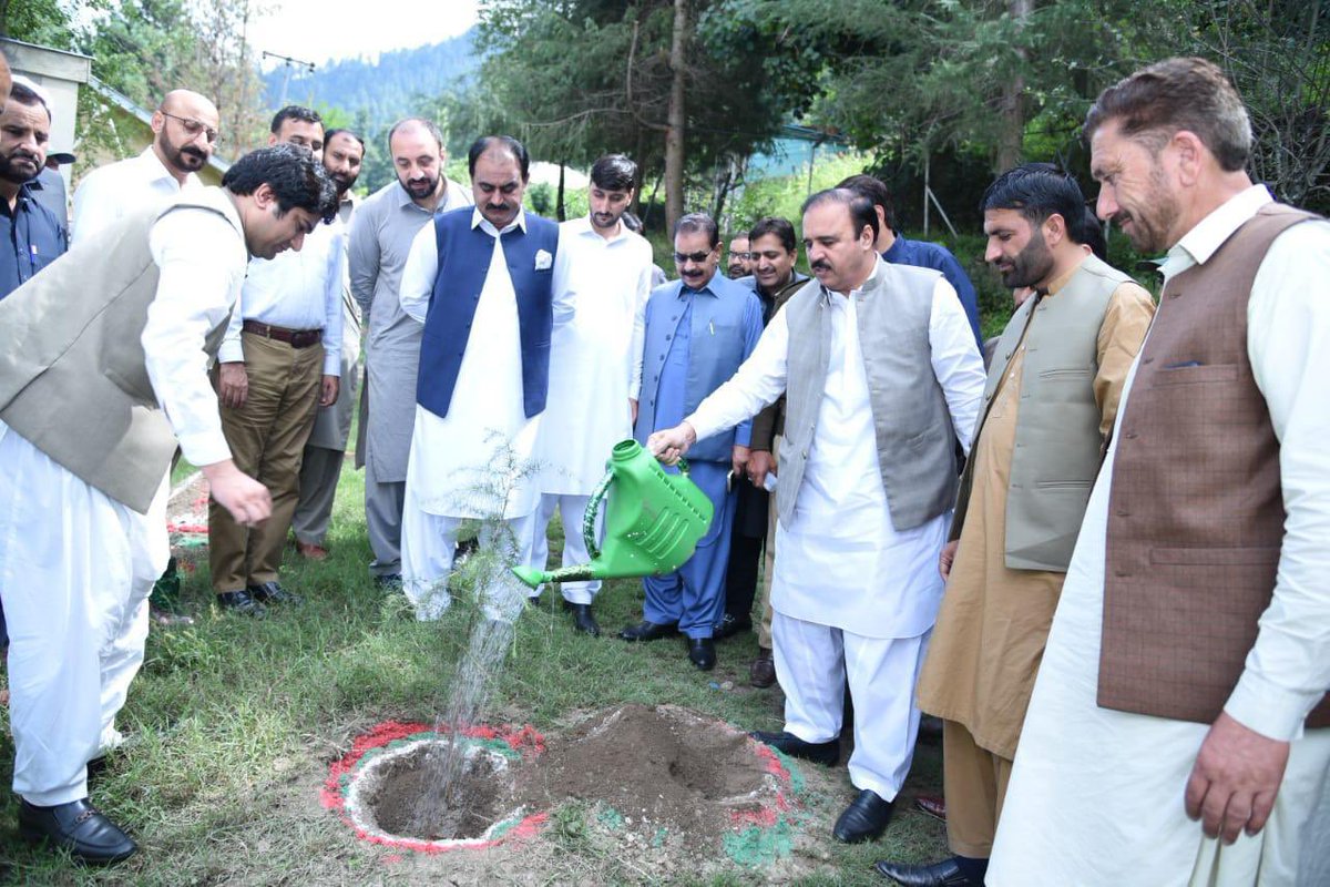 chakbaribrahim's tweet photo. (جاگراں کٹن) نیلم: وزیر خوراک آزاد جموں و کشمیر چوہدری محمد اکبر ابراہیم وزیر جنگلات اکمل سرگالہ کے ہمراہ پودا لگاتے ہوئے۔۔۔

اس موقع پر معروف صحافی عابد اندلیب و دیگر بھی موجود ہیں

#chaudhryakbaribrahim #AJKGovernment #AJK https://t.co/tW36JRqCit