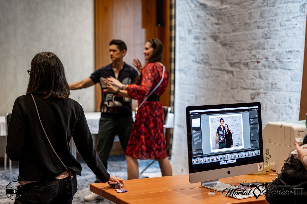 Ent_Event's tweet photo. Sunday Photo Ops with Harry Shum Jr. at Mortal Hunters III, April 2024.
#shadowhunters #shadowhunterscon #shadowfam #mortalhunters #mortalhunterscon #mortalhuntersconvention #throwback #bestoftheday #behindthescenes #happy #smile #angels @HarryShumJr https://t.co/x0t02mos6L