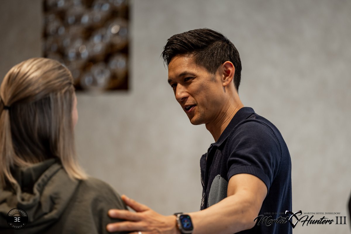 Ent_Event's tweet photo. Sunday Photo Ops with Harry Shum Jr. at Mortal Hunters III, April 2024.
#shadowhunters #shadowhunterscon #shadowfam #mortalhunters #mortalhunterscon #mortalhuntersconvention #throwback #bestoftheday #behindthescenes #happy #smile #angels @HarryShumJr https://t.co/x0t02mos6L