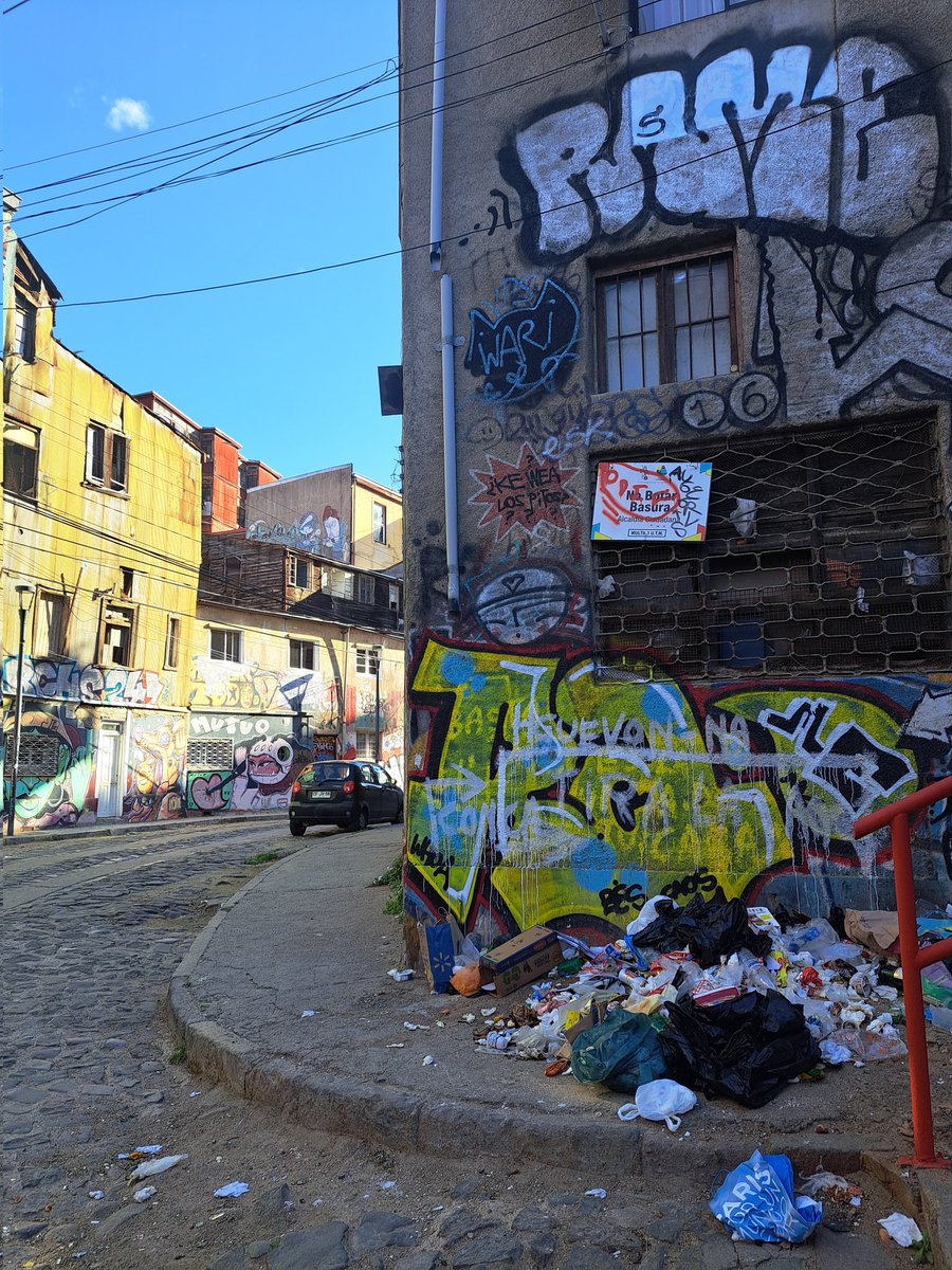 elhiperheroe's tweet photo. Calle Elías en tiempos de candidaturas.
#Valparaíso https://t.co/bX88n5mCRa