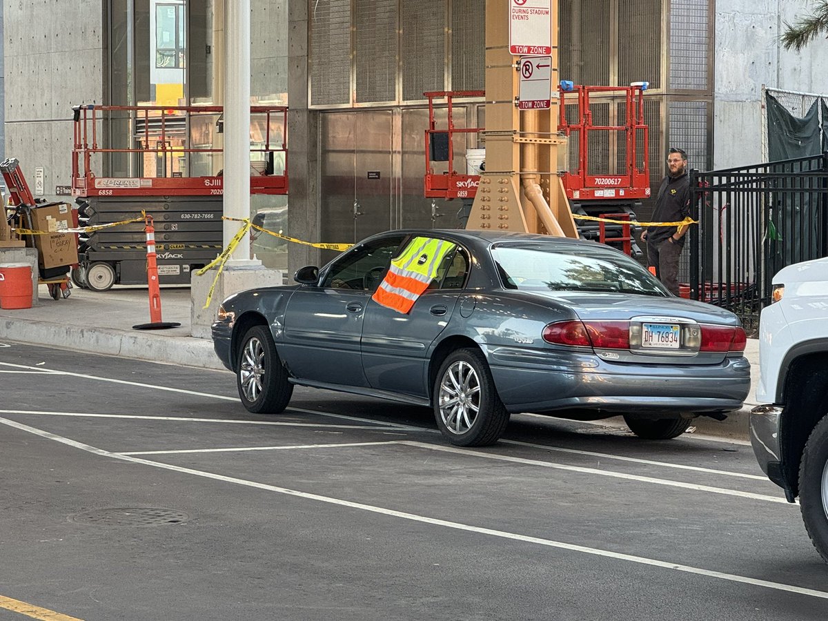 Teeghman's tweet image. Good morning from the new Damen Green Line, where a @cta worker has blocked the bike lane for over an hour.

#bikechi #ctafail