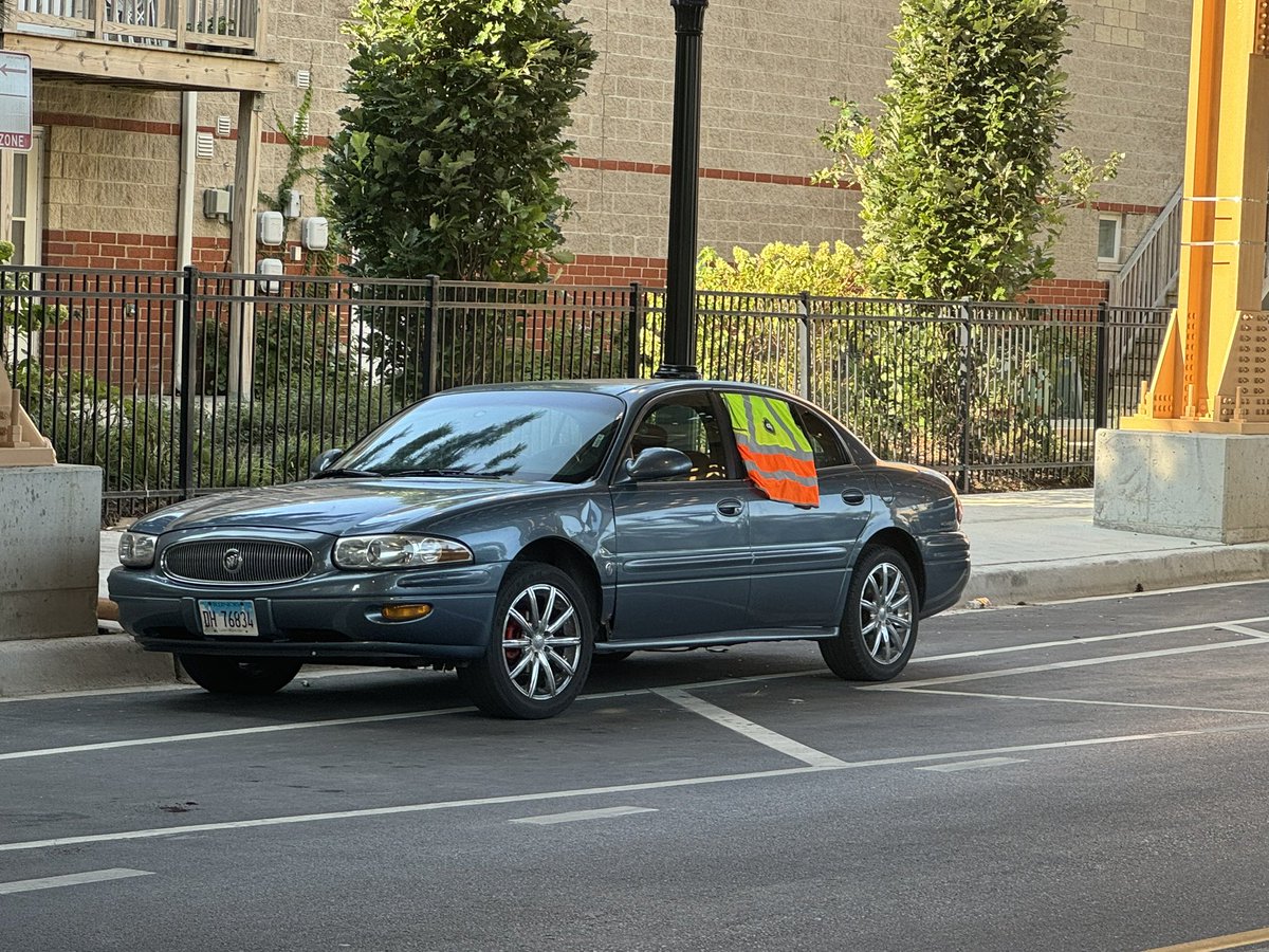 Teeghman's tweet image. Good morning from the new Damen Green Line, where a @cta worker has blocked the bike lane for over an hour.

#bikechi #ctafail
