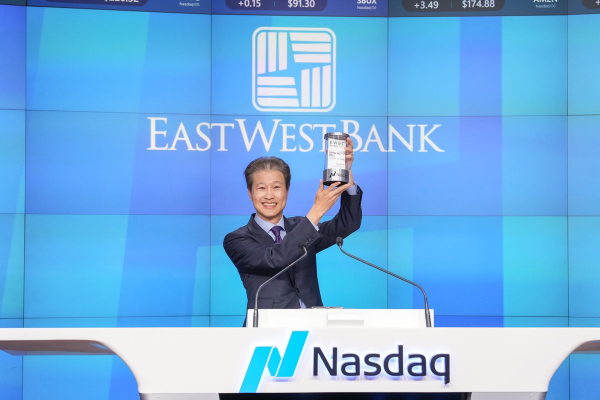NasdaqExchange's tweet photo. 🌉 Building bridges of opportunity: @EastWestBank was founded in 1973 to serve the Chinese American community. 

☀️ Today, it’s the largest independent bank HQ’d in southern California, with $72B+ in total assets. 

🎊 Congrats on 25 years of being #NasdaqListed, $EWBC! https://t.co/j5hjDH1emY