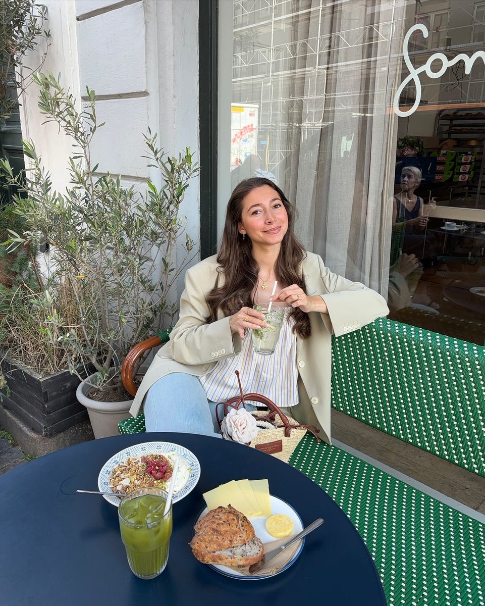 RachelGreen9212's tweet photo. the coziest lunch with my girl🍒🍵💌 https://t.co/zQpB8TpJve