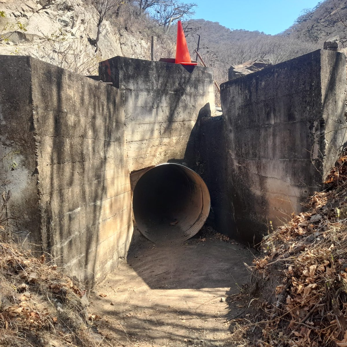 MIT_Ecuador's tweet photo. #Loja | En la vía Catacocha – Macará, tramo Playas-El Empalme, realizamos el mantenimiento rutinario, (limpieza de alcantarillas y sistemas de drenajes), desde el km 15 al 20, con apoyo de microempresa. 

✅ Vía habilitada.
⚠️Conduzca con precaución https://t.co/W98qmUdlHH