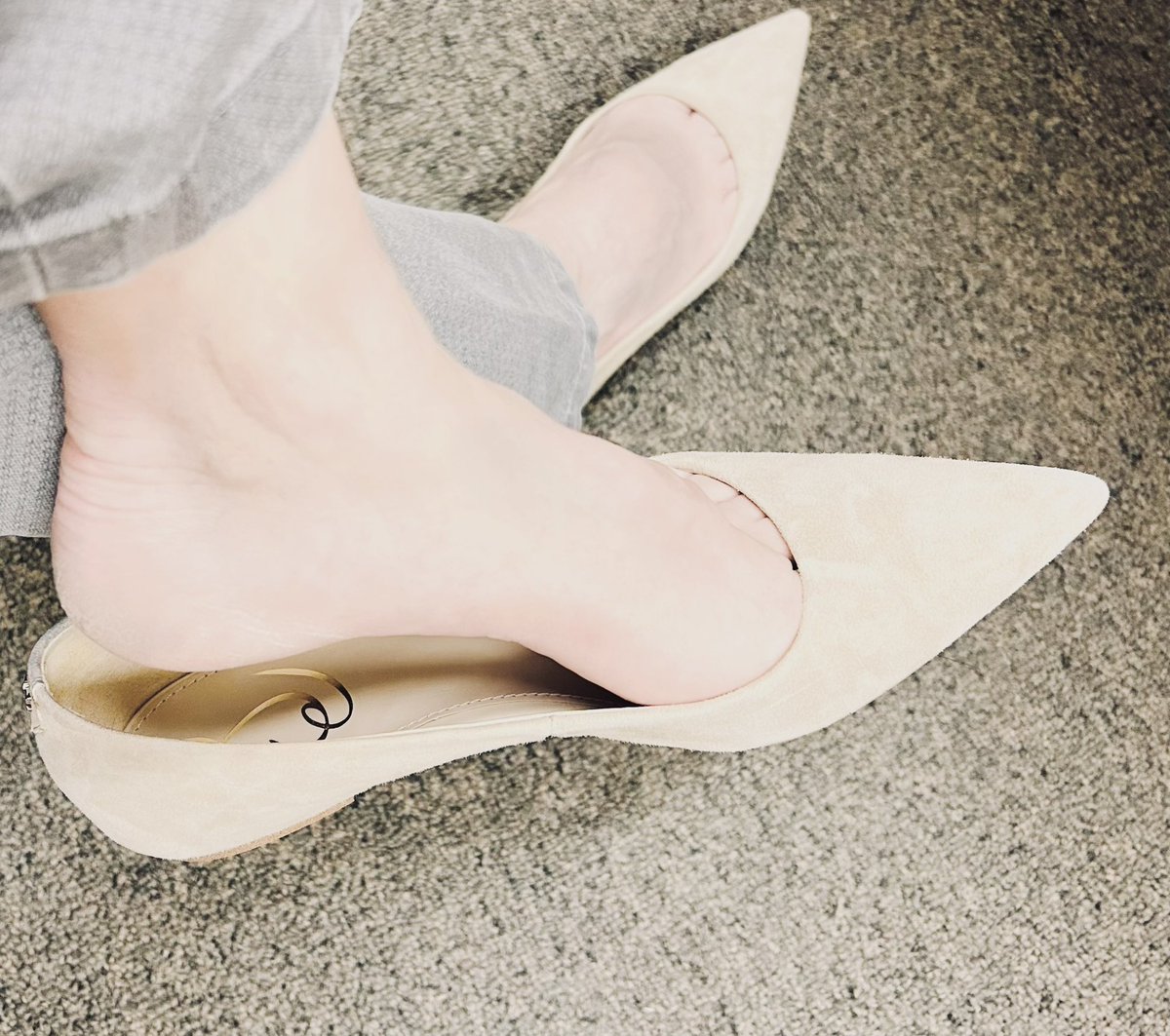 RubyRuby1148374's tweet photo. 一大早就差点给血祭了……
#ootd #OL #shoe #feet #balletflat #hurt https://t.co/8qVzvBxUtq