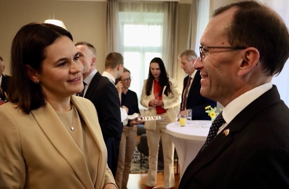 Delighted to meet @tsihanouskaya in Vilnius. 

I am deeply impressed by her courageous fight for democracy and human rights in #Belarus.

I welcome recent releases of political prisoners, but almost 1400 remain unjustly behind bars. They must be released.