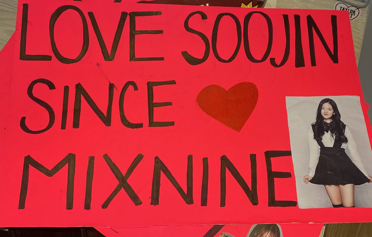 kaedeing's tweet photo. the sign I made for soojin yesterday and her reaction ❤️
she’s so loved here 

@by_Weeekly @_Weeekly 
#위클리 #Weeekly
#WeeeklyGrandAmericaTour  #Weeekly_University 
#WeeeklyInColombia https://t.co/nuTshyI3uj